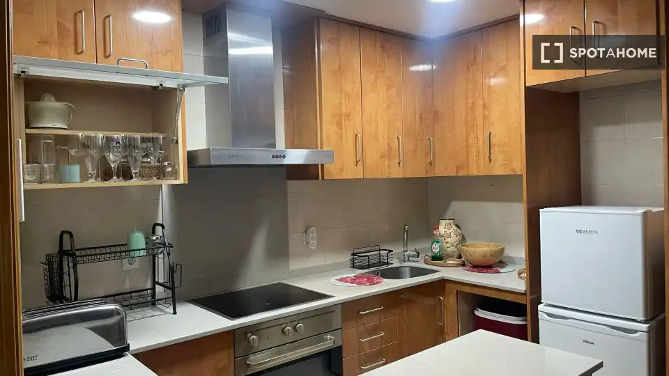 Cocina de Piso de alquiler en L'Hospitalet de Llobregat con Aire acondicionado, Calefacción y Amueblado