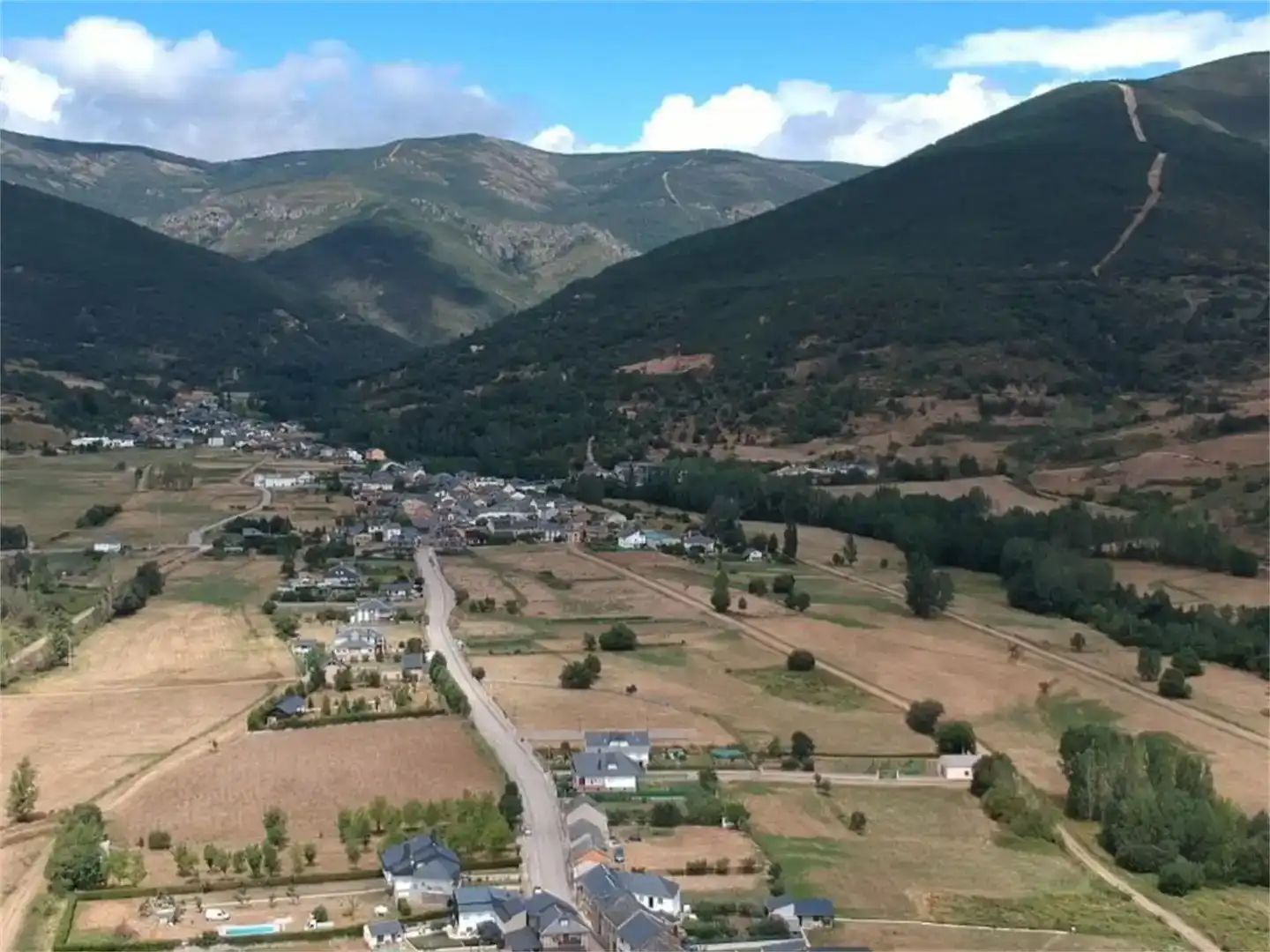 Vista exterior de Casa adosada en venda en Noceda del Bierzo amb Jardí privat i Moblat