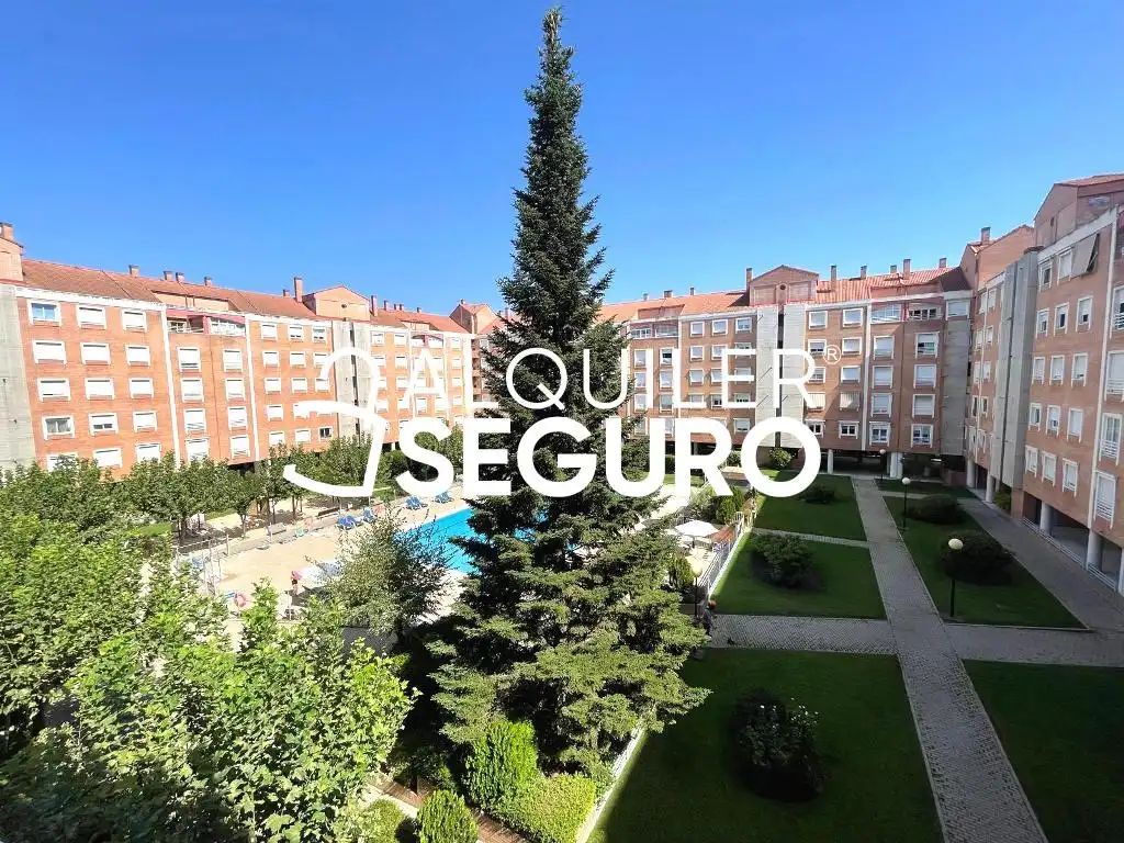 Vista exterior de Piso de alquiler en Madrid con Calefacción y Piscina