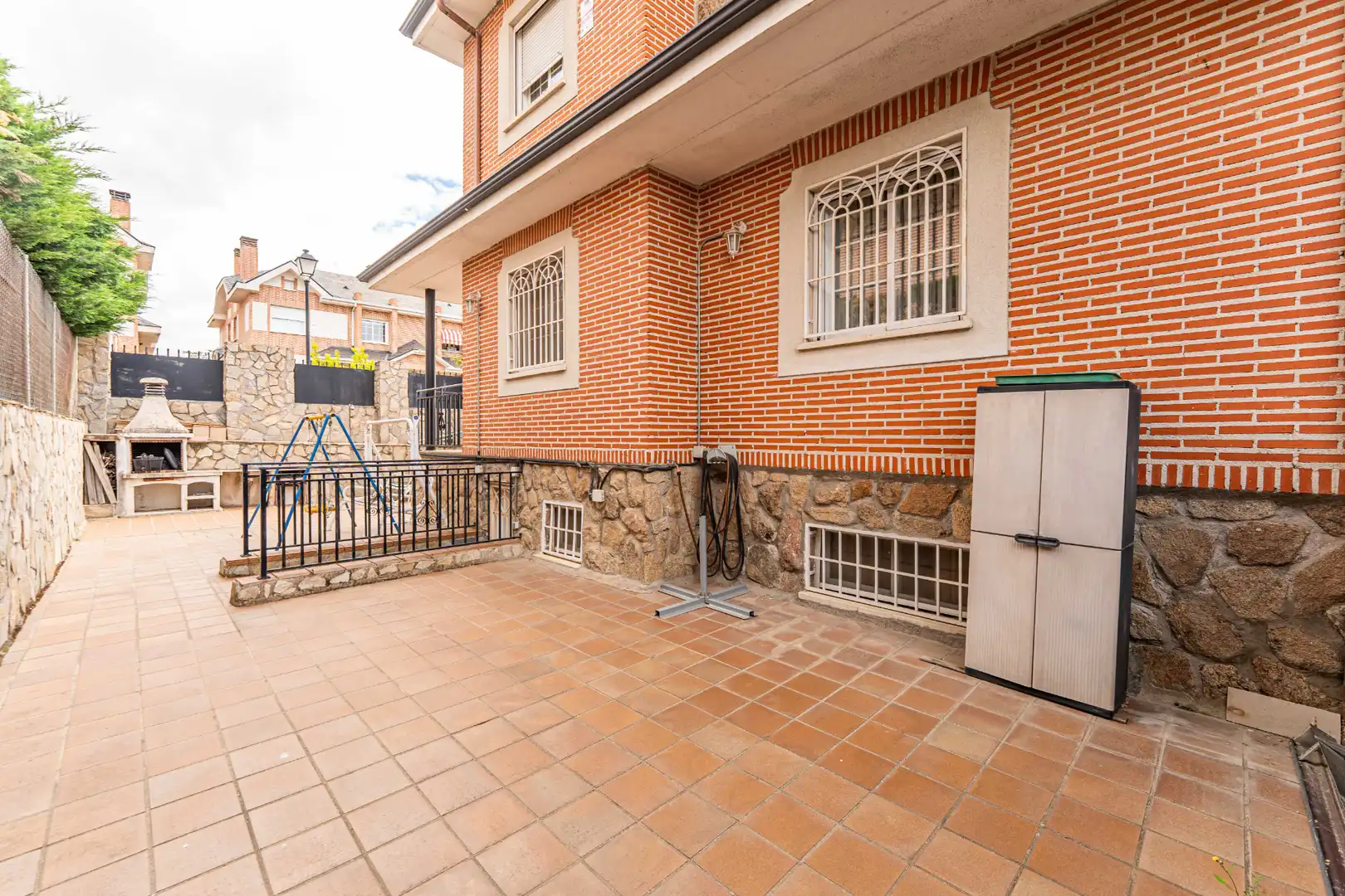 Vista exterior de Casa adosada en venda en Arroyomolinos (Madrid) amb Calefacció, Jardí privat i Moblat