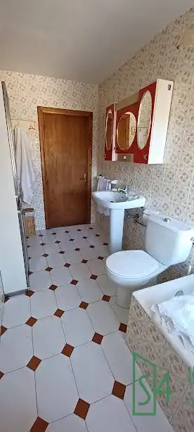 Badezimmer von Einfamilien-Reihenhaus zum Verkauf in Oviedo  mit Privatgarten, Möbliert und Ofen