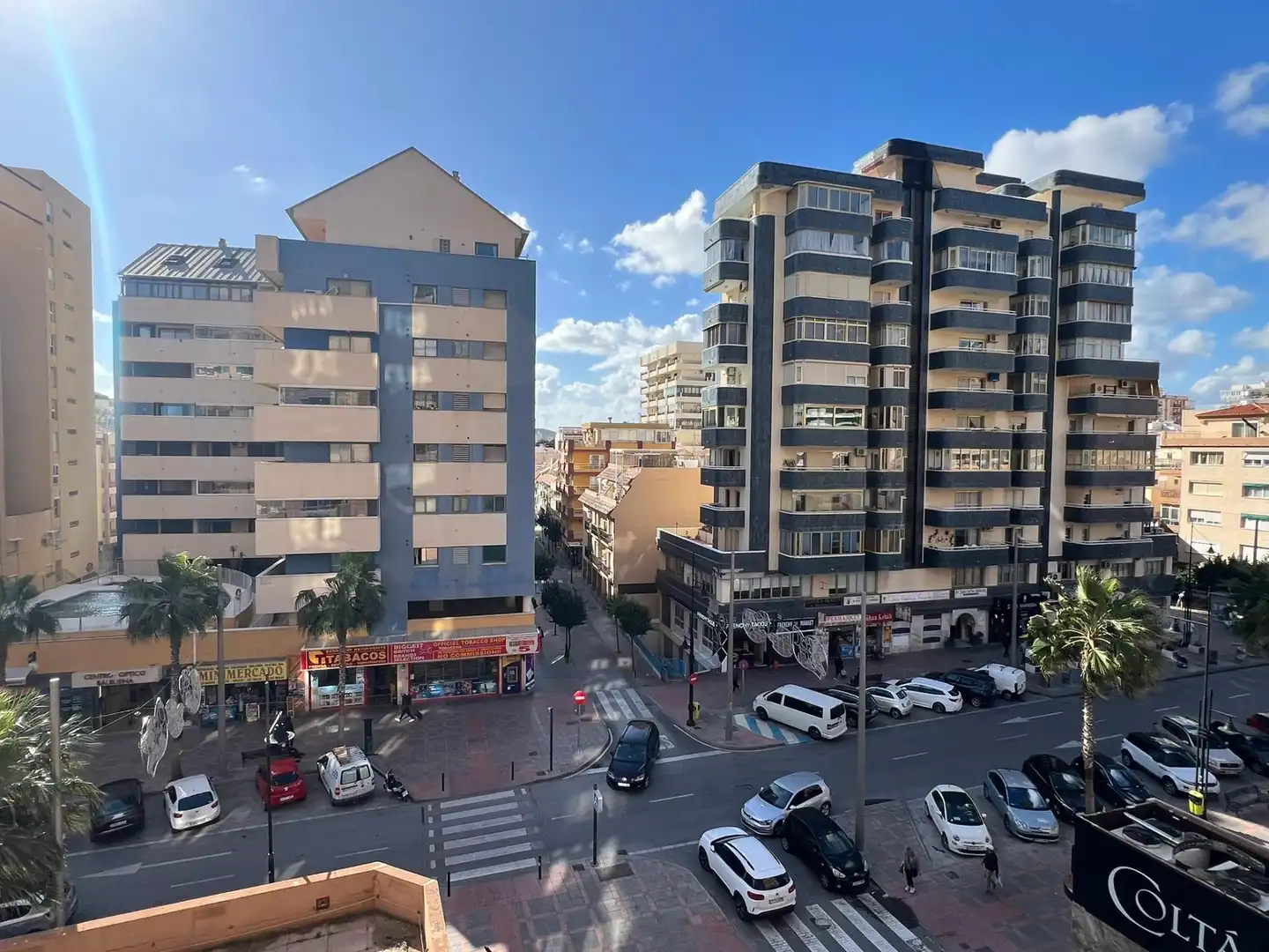 Außenansicht von Wohnungen zur Miete in Fuengirola mit Klimaanlage, Terrasse und Gemeinschaftspool