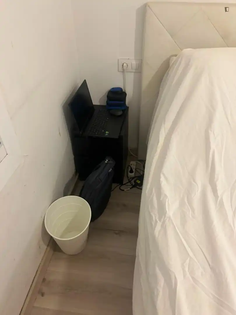 Dormitori de Apartament per a compartir en Santa Coloma de Gramenet amb Moblat, Forn i Rentadora