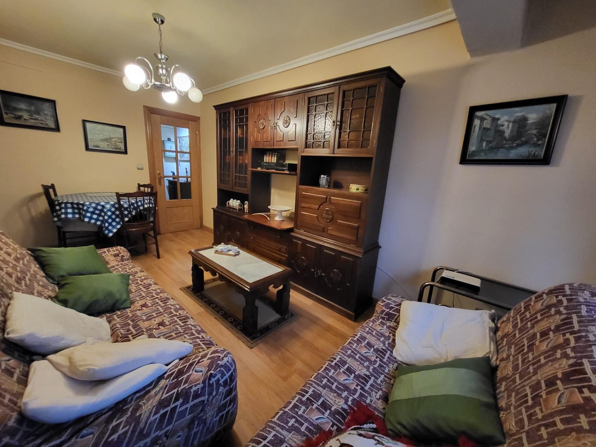 Sala d'estar de Pis en venda en León Capital  amb Calefacció, Traster i Moblat