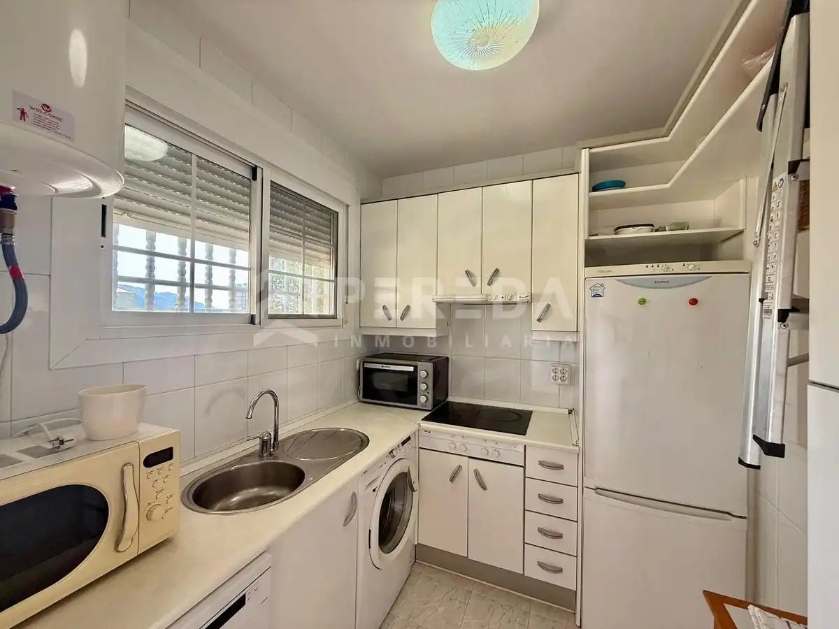 Cocina de Apartamento en venta en Roquetas de Mar con Aire acondicionado, Jardín privado y Amueblado