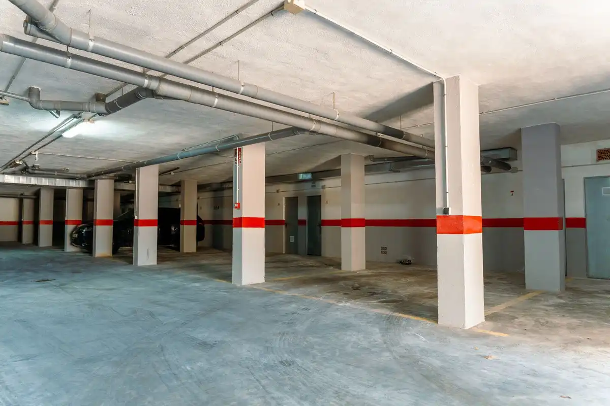 Parkplatz von Wohnungen zum Verkauf in Benahavís mit Gemeinschaftspool