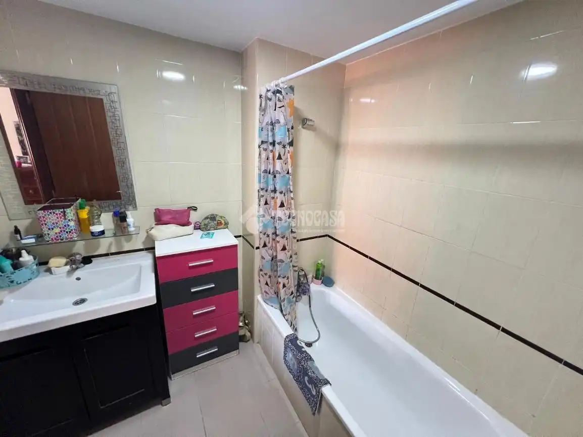 Bathroom of Flat for sale in Dos Hermanas  with Air Conditioner, Heating and Terrace
