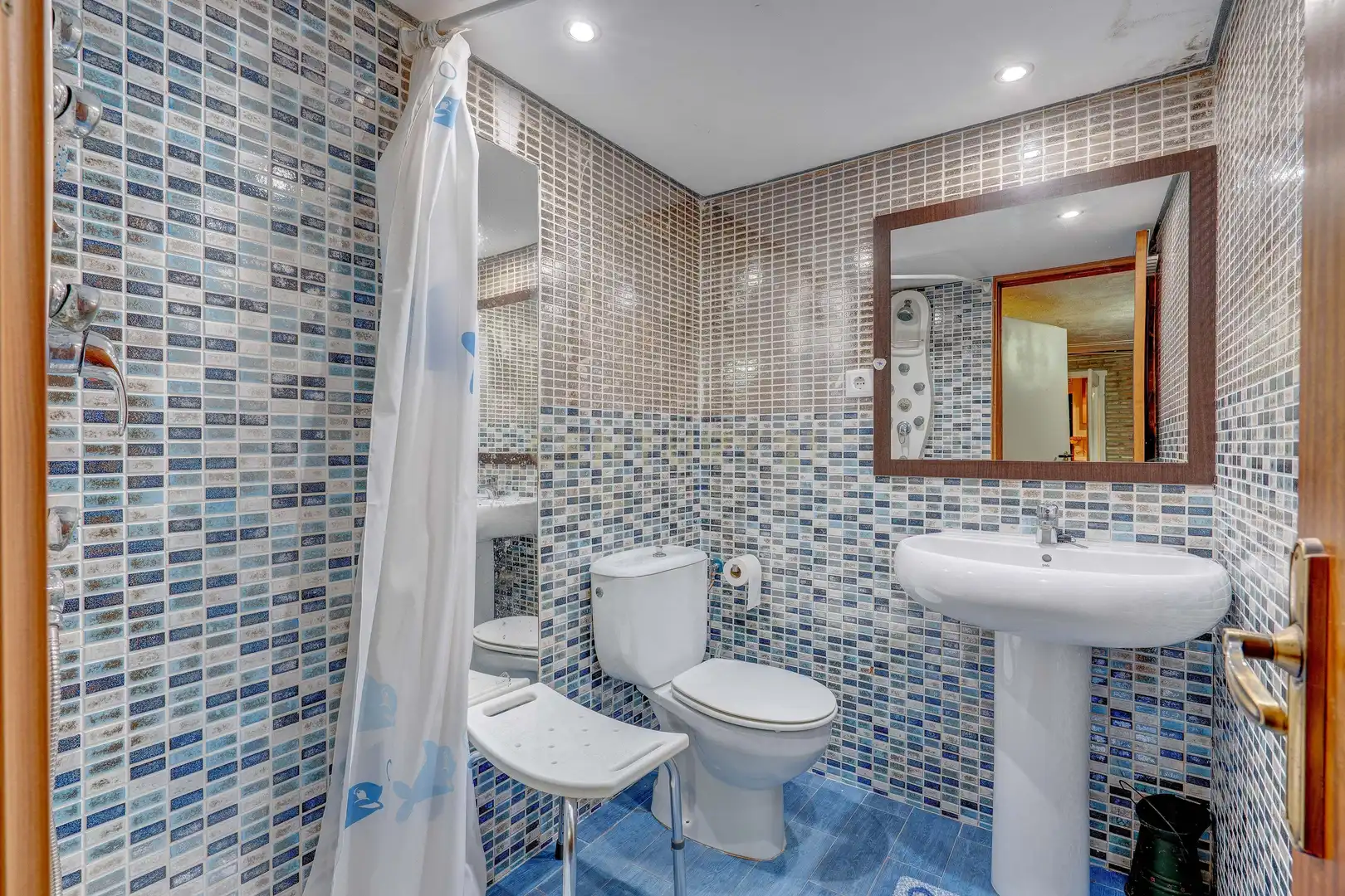 Badezimmer von Einfamilien-Reihenhaus zum Verkauf in Anguciana mit Privatgarten, Abstellraum und Schwimmbad