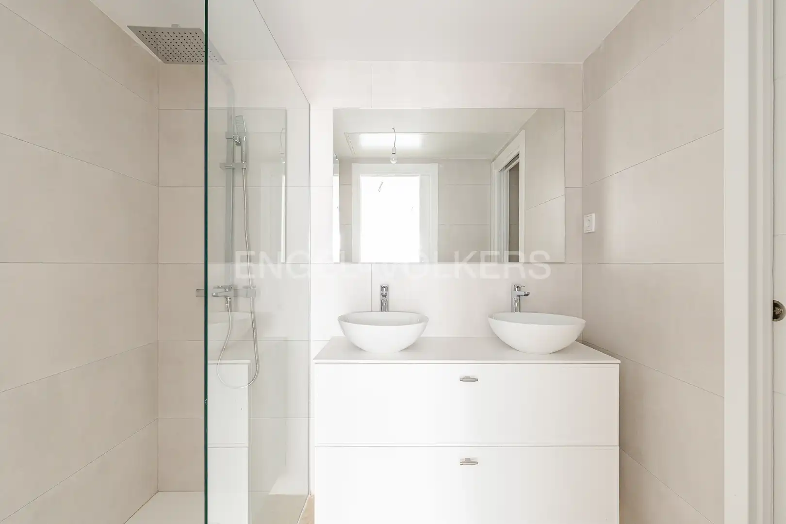 Badezimmer von Wohnung zur Miete in La Moraleja mit Klimaanlage, Heizung und Privatgarten