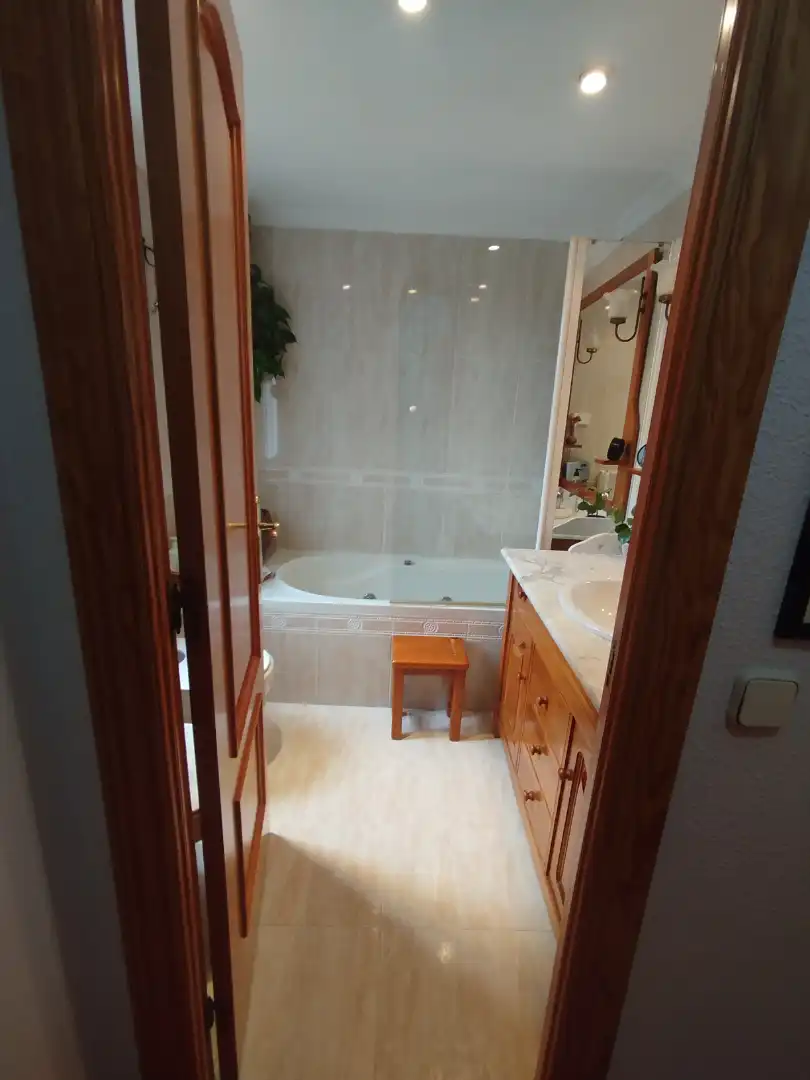 Badezimmer von Wohnung zum Verkauf in Móstoles mit Klimaanlage, Heizung und Privatgarten