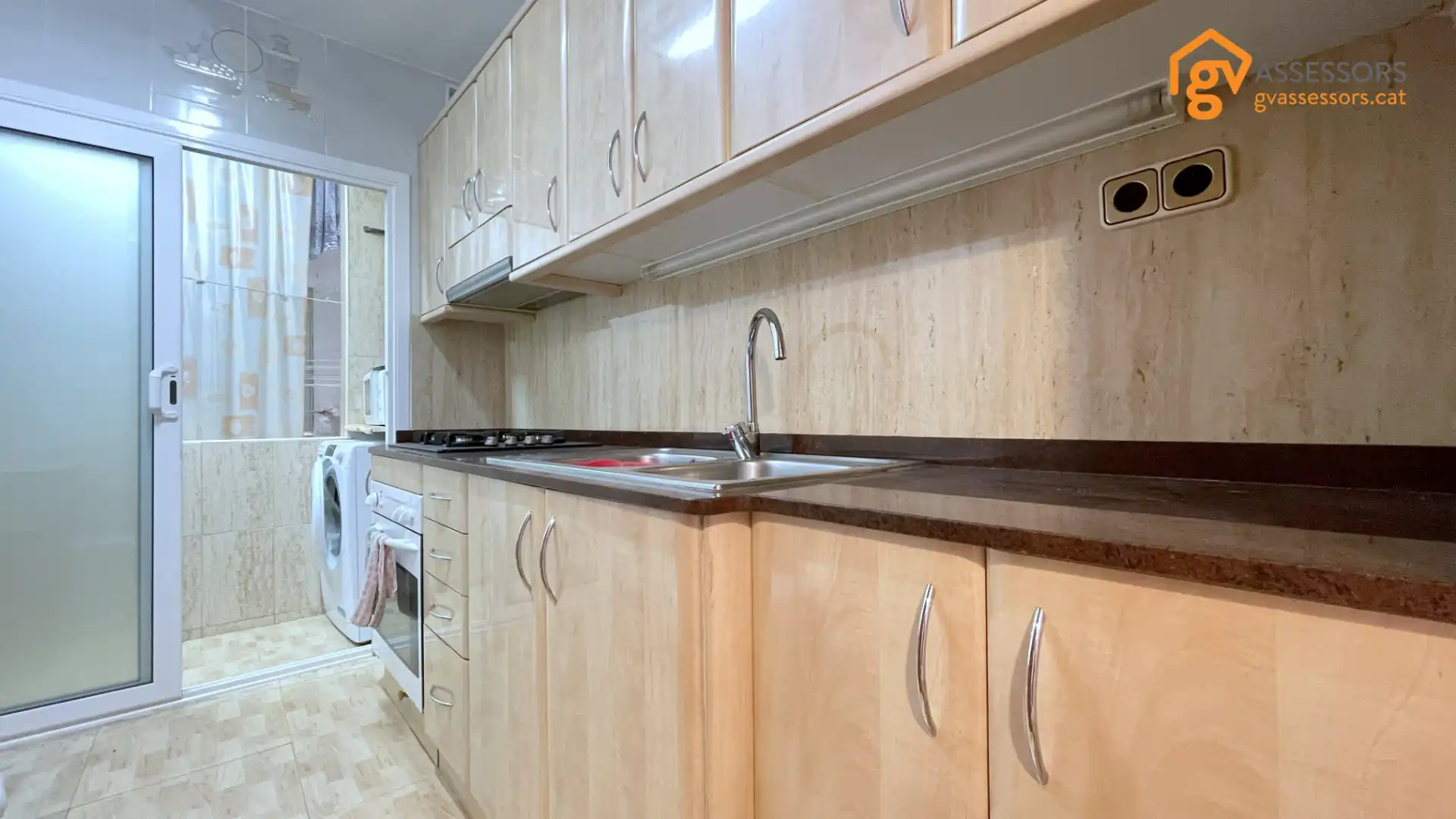 Cuina de Pis en venda en Barcelona amb Forn, Balcó i Internet