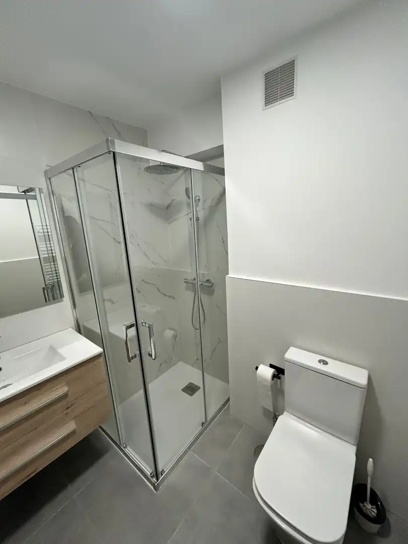 Bathroom of Flat for share in Vigo   with Heating, Terrace and Furnished
