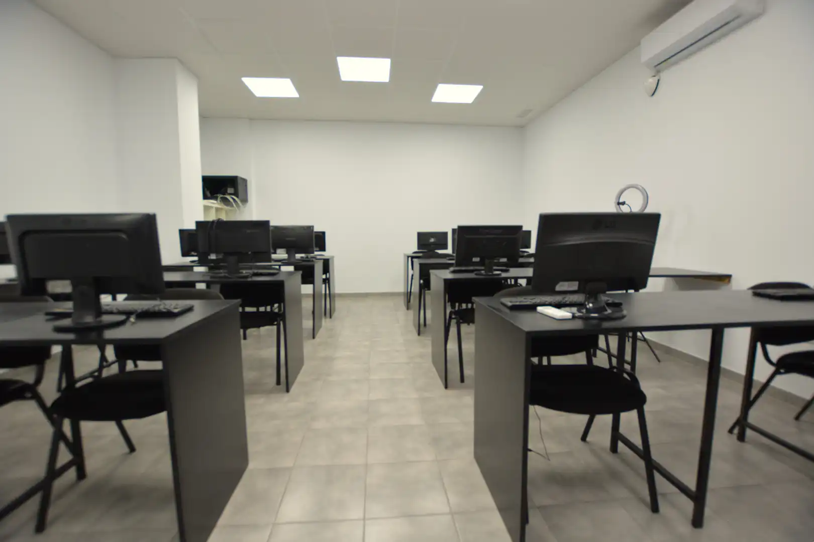 Commercial properties for sale in Alcalá de Guadaira  with Air Conditioner, Heating and Internet