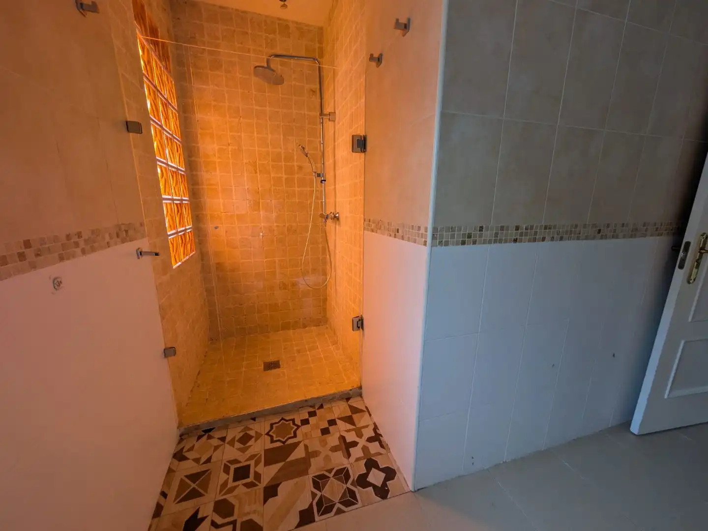 Bany de Casa o xalet en venda en Espartinas amb Aire condicionat, Terrassa i Piscina