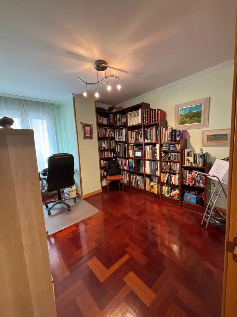 Sala de estar de Piso en venta en Oviedo  con Calefacción, Parquet y Trastero