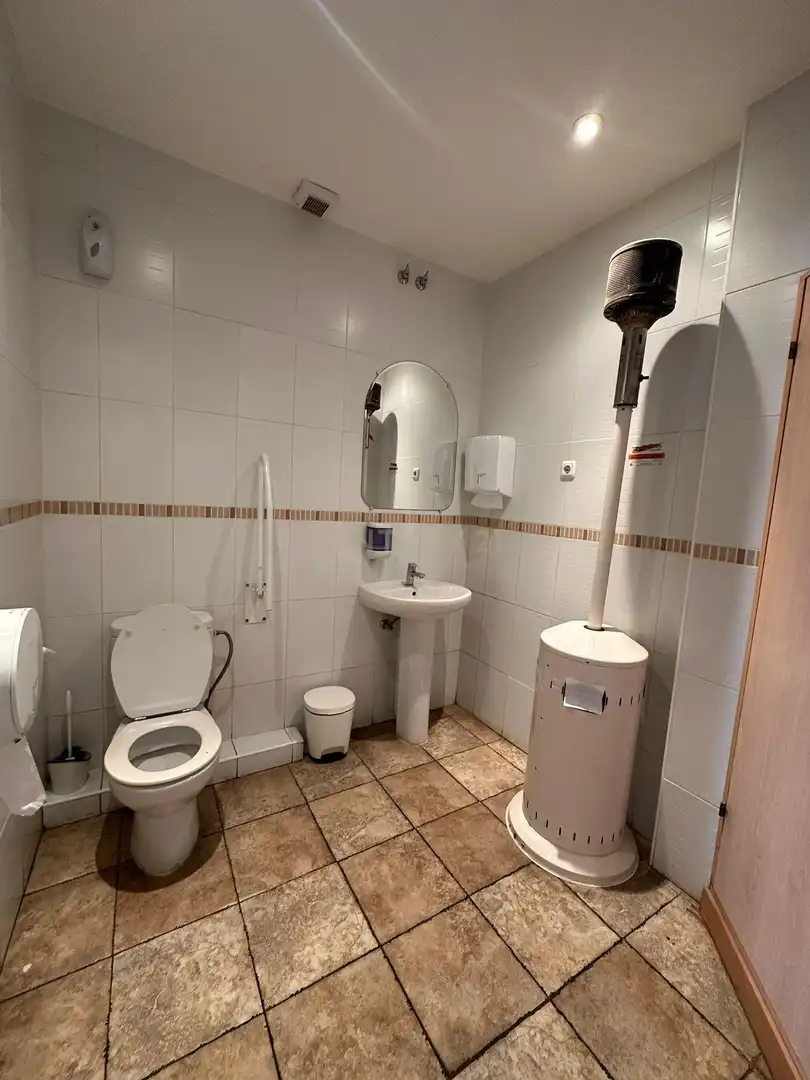 Baño de Local en traspaso en Fuengirola con Aire acondicionado