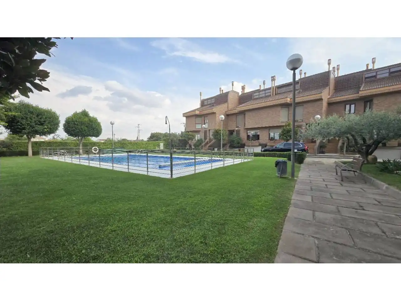 Piscina de Casa adosada en venda en  Logroño amb Aire condicionat, Calefacció i Parquet