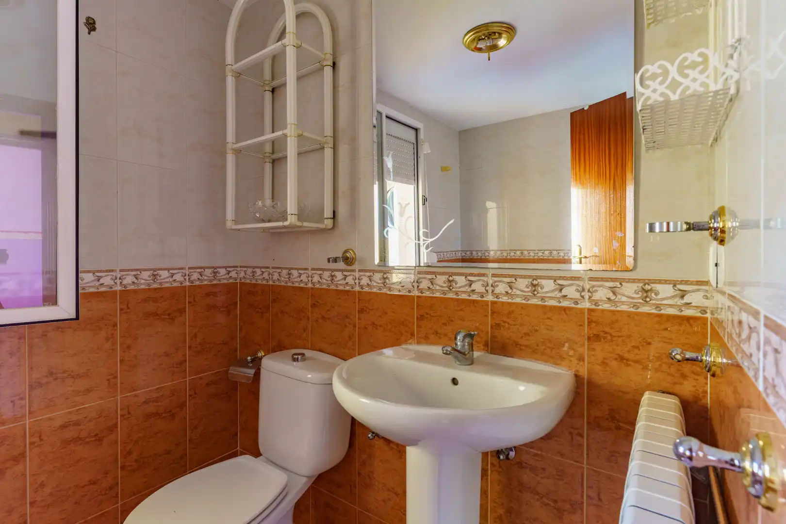 Badezimmer von Einfamilien-Reihenhaus zum Verkauf in Ogíjares mit Klimaanlage, Heizung und Terrasse