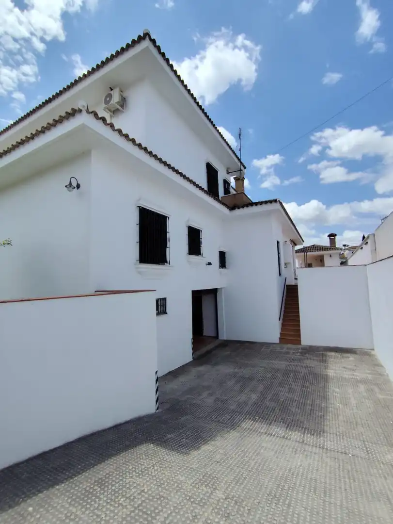 Vista exterior de Casa o xalet en venda en Arcos de la Frontera amb Terrassa, Traster i Piscina