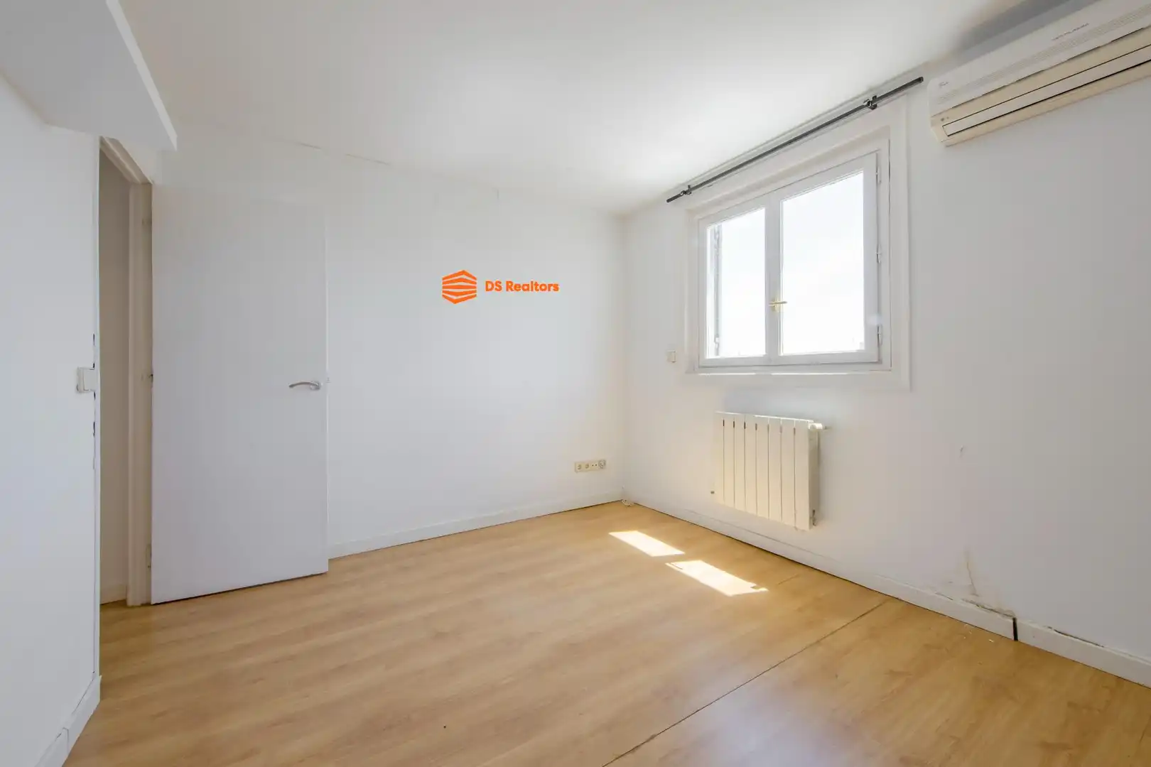 Schlafzimmer von Dachboden zur Miete in Madrid mit Heizung, Terrasse und Möbliert