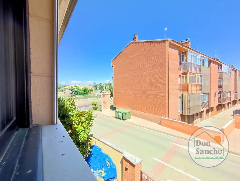 Vista exterior de Casa adosada en venta en Viana de Cega con Calefacción, Jardín privado y Terraza