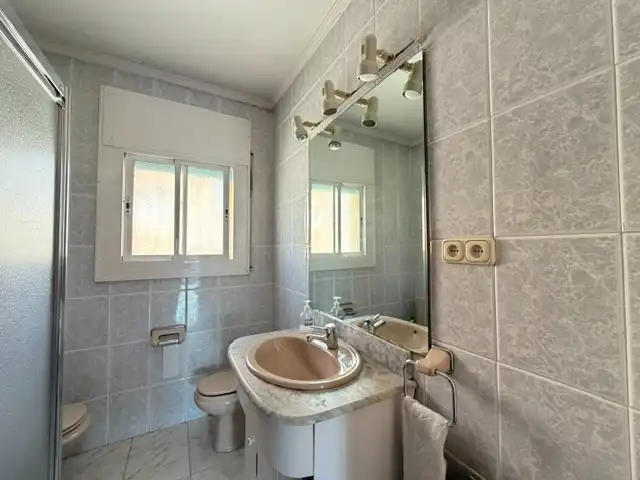 Baño de Casa adosada en venta en Premià de Mar con Aire acondicionado, Calefacción y Jardín privado