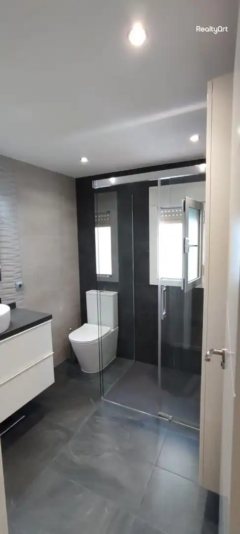 Bathroom of Flat for sale in Sevilla  with Air Conditioner, Heating and Terrace