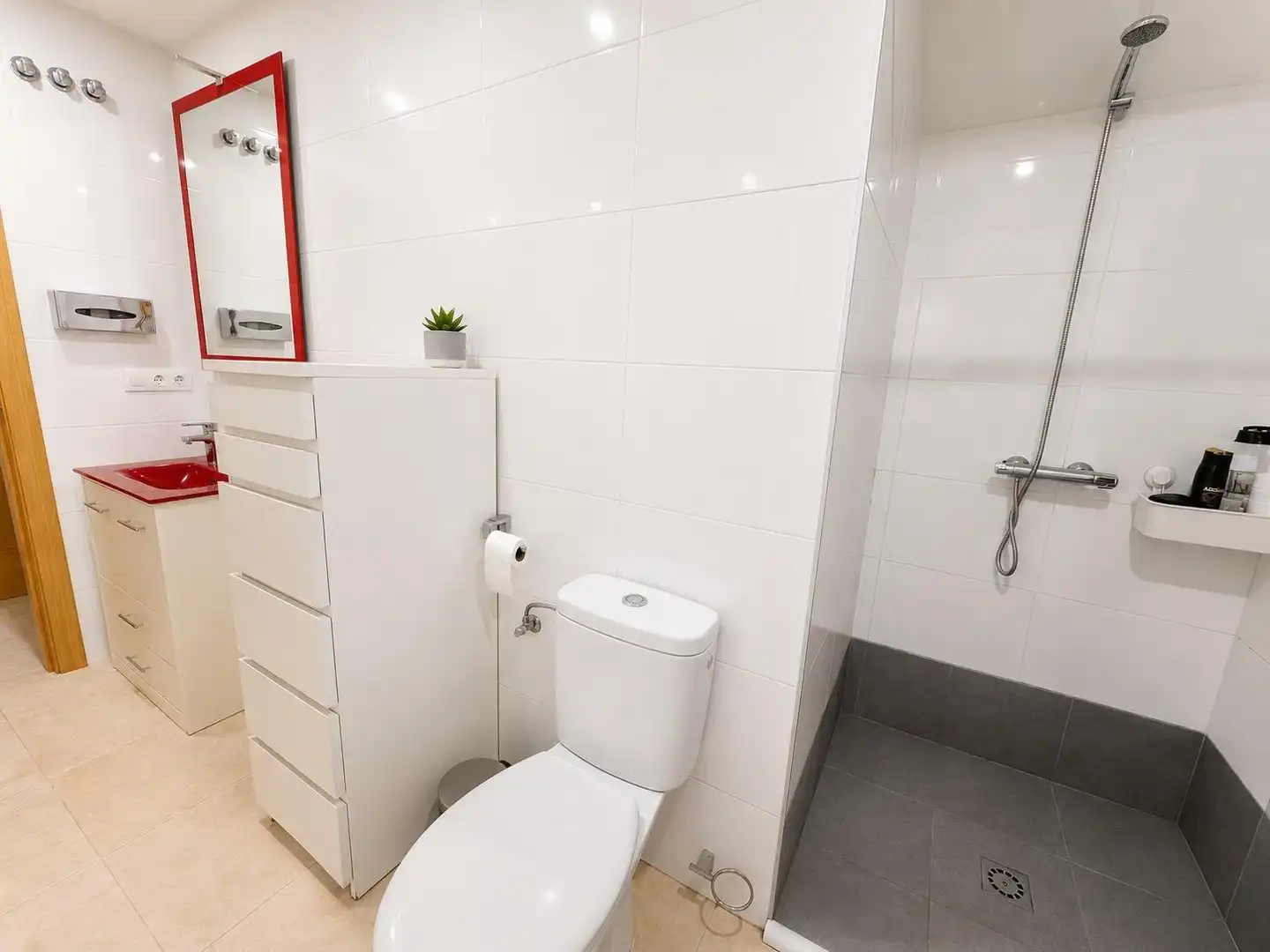 Bathroom of Ground floor for sale in Los Barrios  with Air Conditioner and Furnished