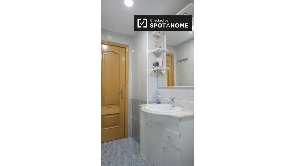 Bathroom of Flat for rent in Madrid  with Air Conditioner, Heating and Furnished
