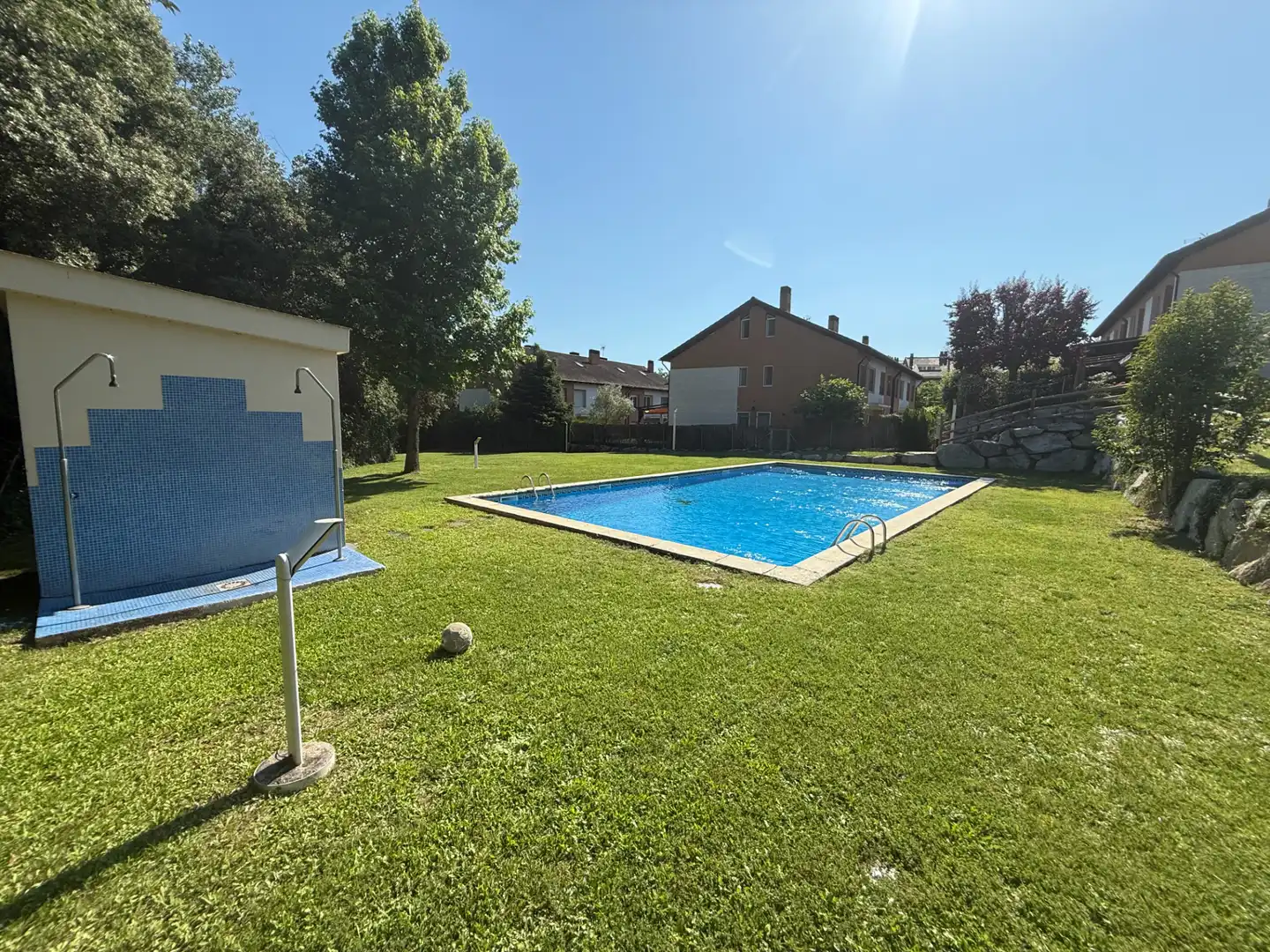 Schwimmbecken von Einfamilien-Reihenhaus zum Verkauf in L'Ametlla del Vallès mit Klimaanlage, Heizung und Privatgarten