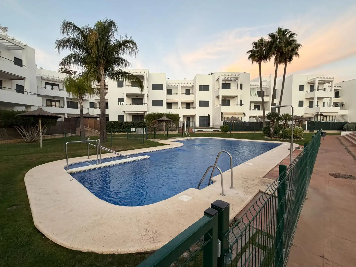 Piscina de Casa adosada en venda en Conil de la Frontera amb Terrassa, Traster i Piscina comunitària