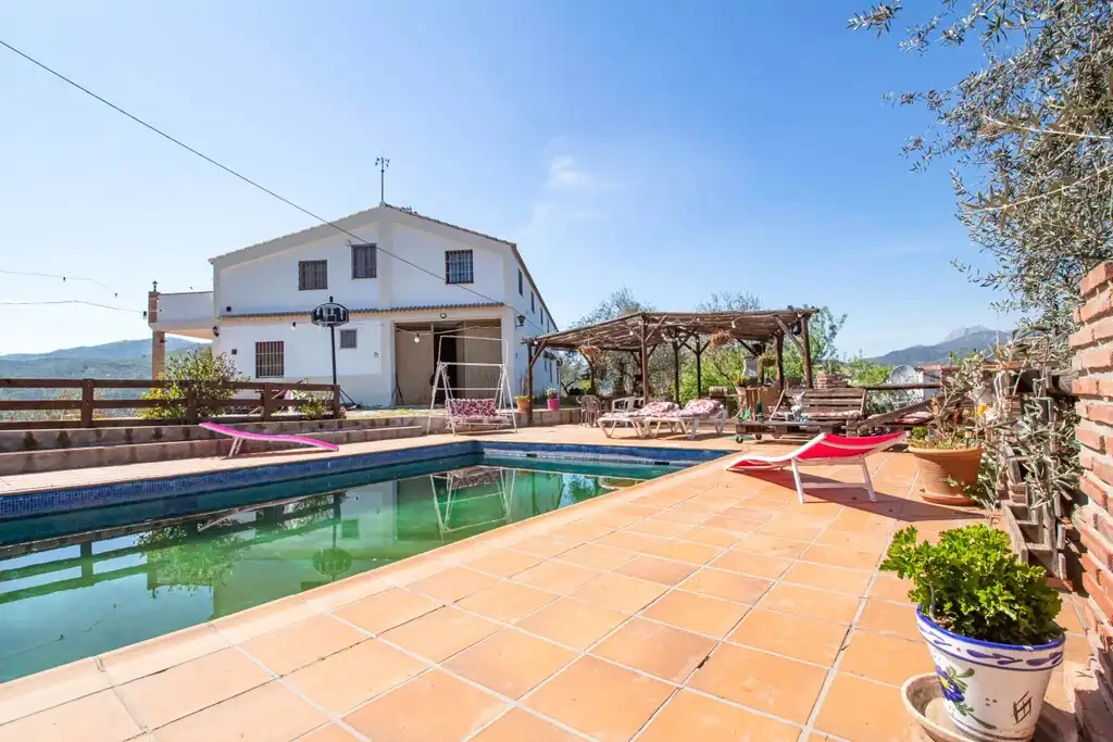 Casa rústica con piscina en venta en Riogordo