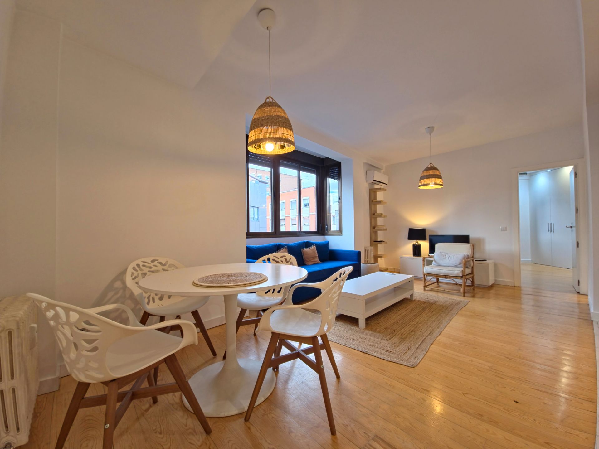 Living room of Flat to rent in  Madrid Capital  with Air Conditioner, Heating and Parquet flooring