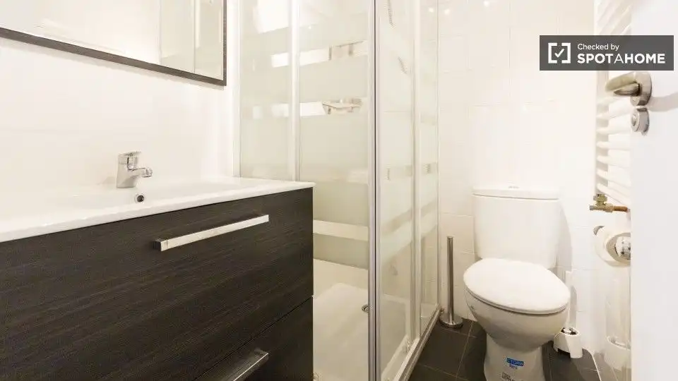 Badezimmer von Wohnung zur untervermieten in Madrid mit Klimaanlage und Terrasse