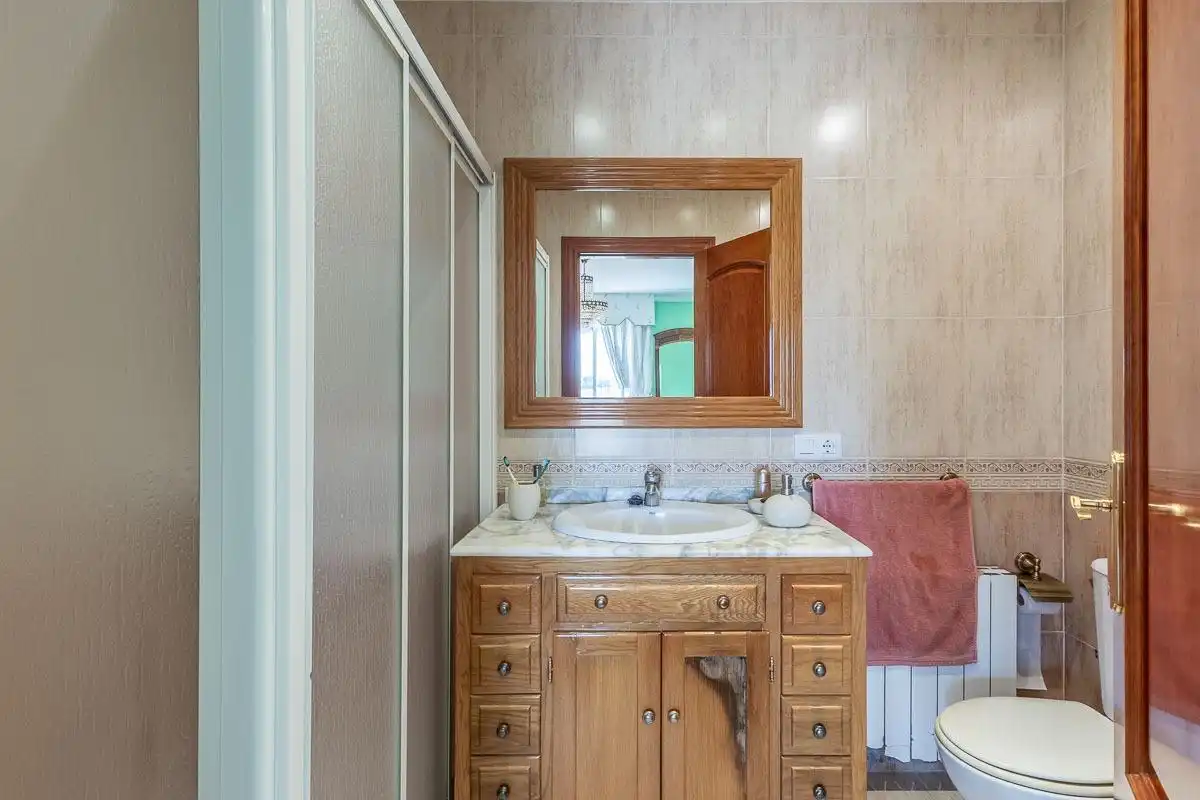 Baño de Casa adosada en venta en Las Gabias con Calefacción, Jardín privado y Terraza