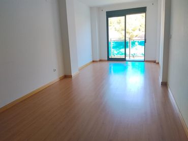 Piso con balcón en venta en Casco Urbano