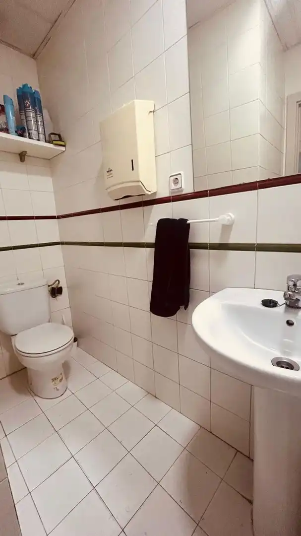 Badezimmer von Geschaftsraum zur Miete in Málaga mit Klimaanlage