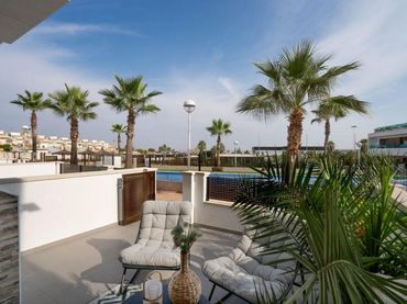 Semi-detached house with balcony for sale in Calle Teide