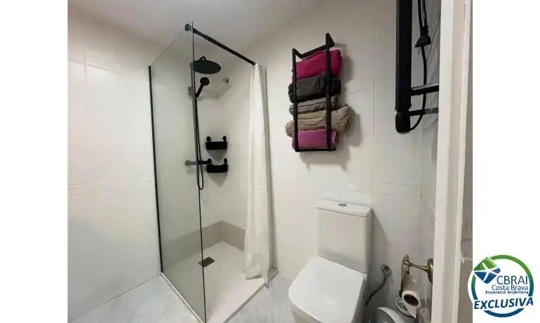 Bathroom of Apartments for sale in Empuriabrava  with Air Conditioner, Terrace and Furnished