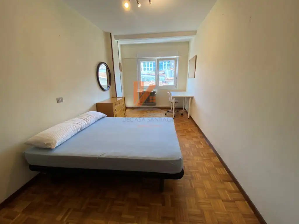Schlafzimmer von Wohnung zur Miete in Santiago de Compostela  mit Heizung und Möbliert