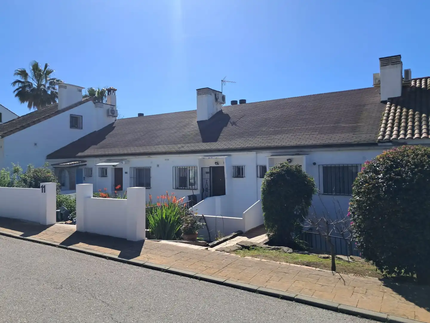 Vista exterior de Casa adosada en venda en Estepona amb Aire condicionat, Jardí privat i Terrassa