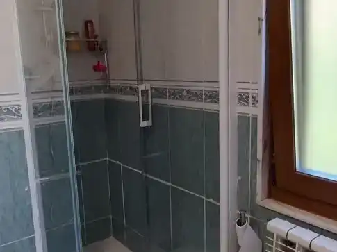 Bany de Pis en venda en Degaña amb Parquet i Moblat
