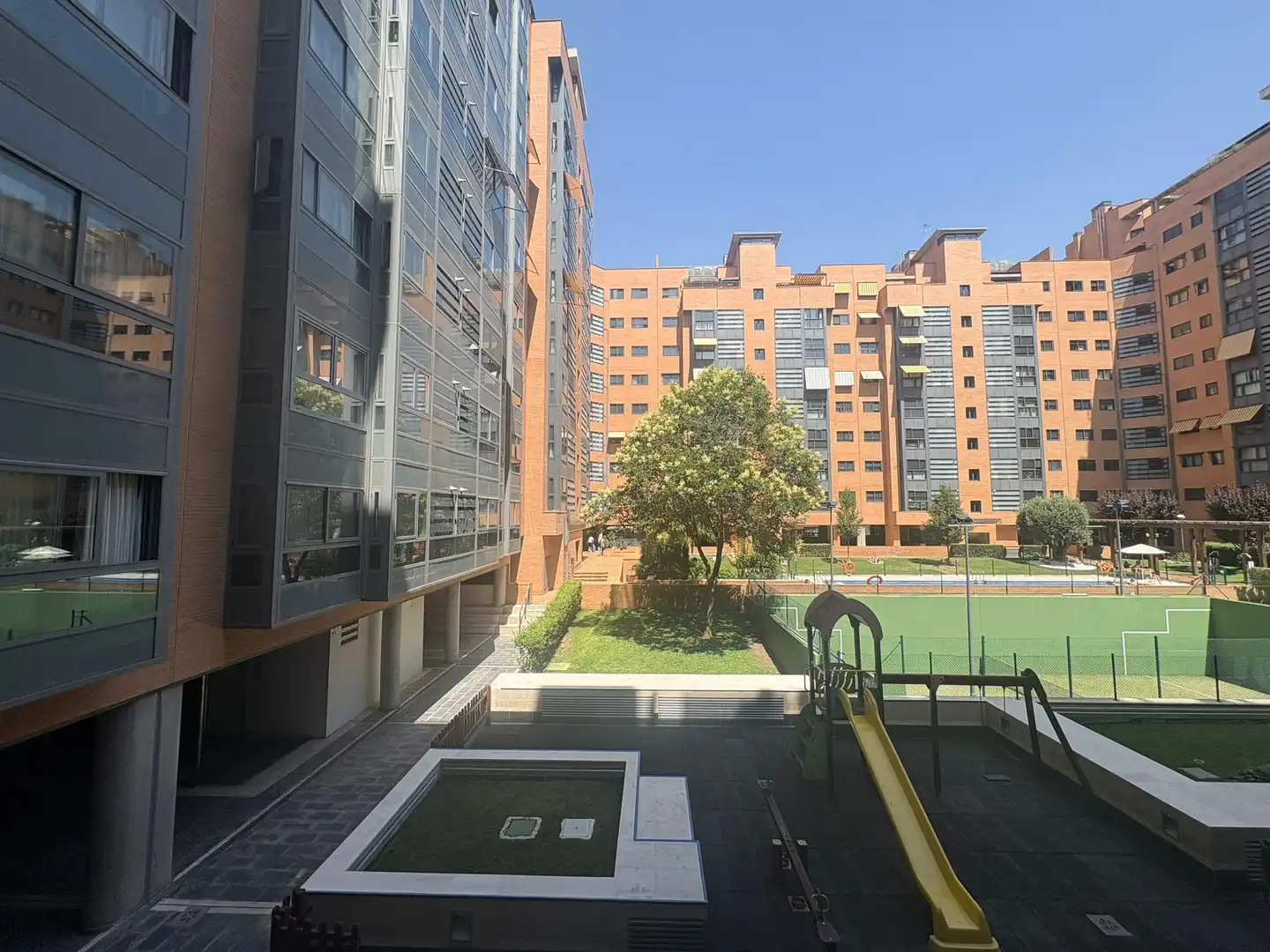Vista exterior de Piso de alquiler en Madrid con Aire acondicionado, Calefacción y Jardín privado