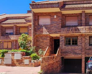 Vista exterior de Casa adosada de lloguer en Torrelodones amb Calefacció, Jardí privat i Parquet