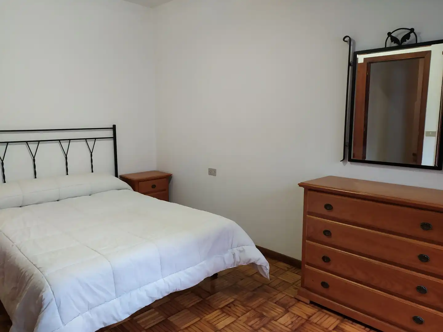 Bedroom of Apartments for rent in Pontevedra Capital   with Heating, Parquet flooring and Furnished