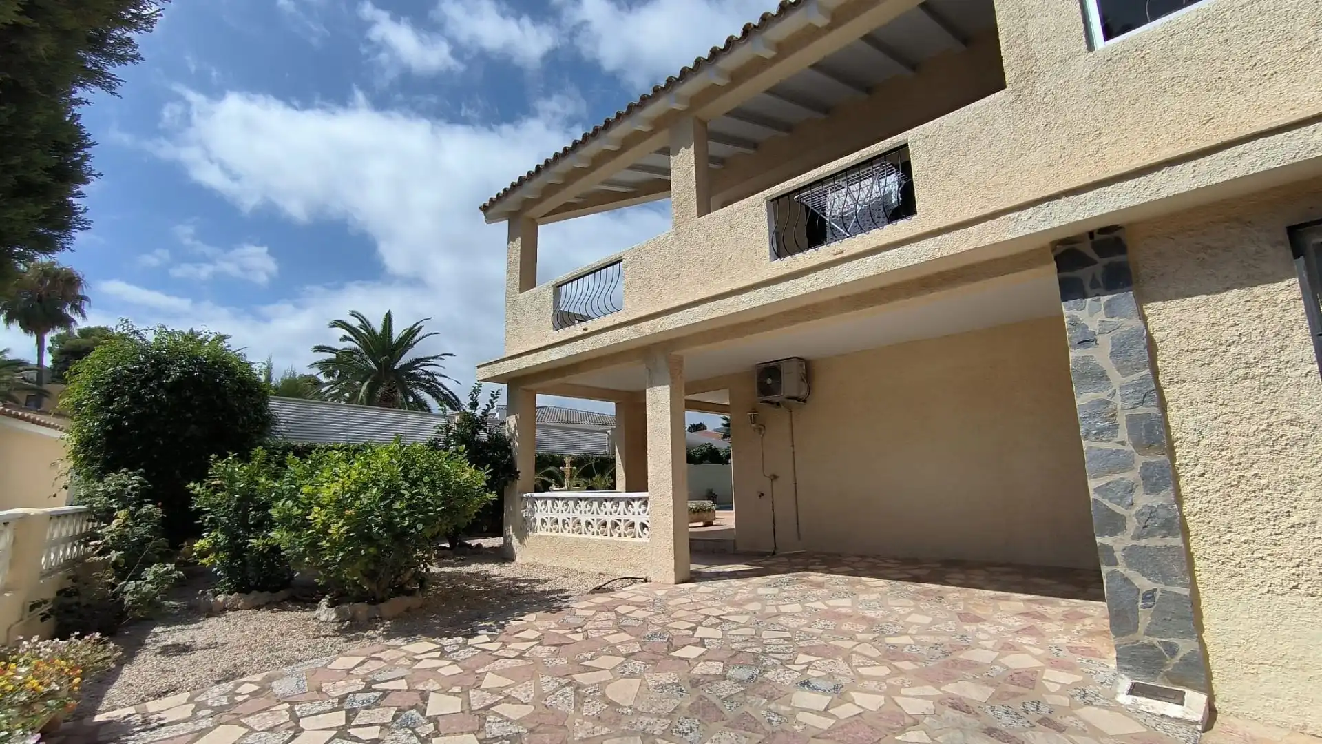 Vista exterior de Casa o xalet en venda en L'Alfàs del Pi amb Aire condicionat, Calefacció i Jardí privat