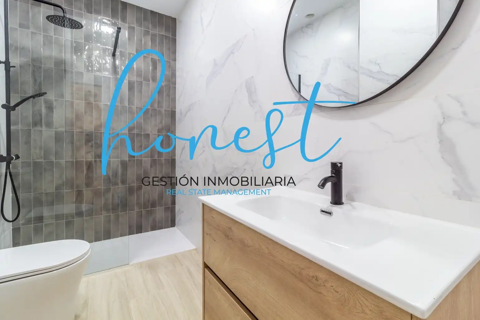 Baño de Piso en venta en Torremolinos con Aire acondicionado y Amueblado