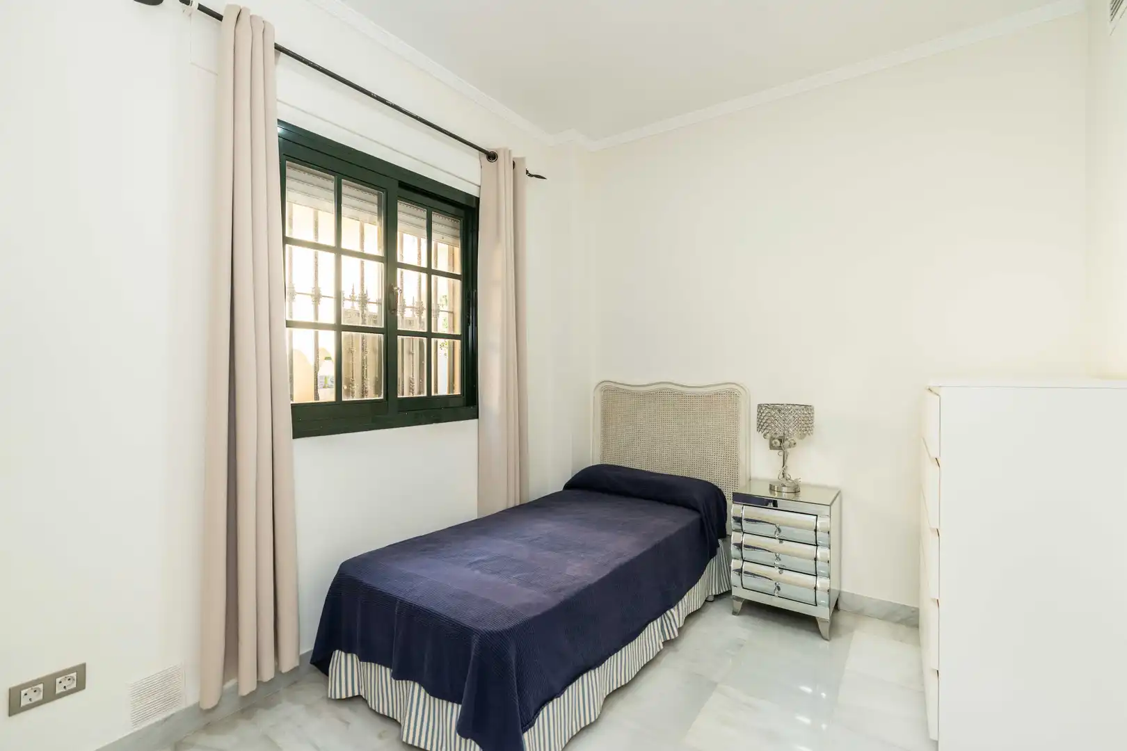 Dormitori de Casa o xalet en venda en Marbella amb Aire condicionat, Jardí privat i Terrassa