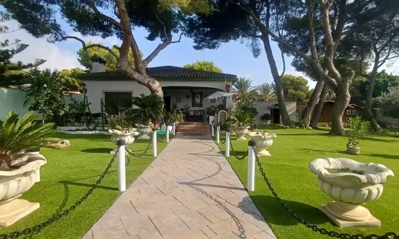 Chalet con piscina en venta en Calle  Pablo Neruda-Campoamor, imagen 7