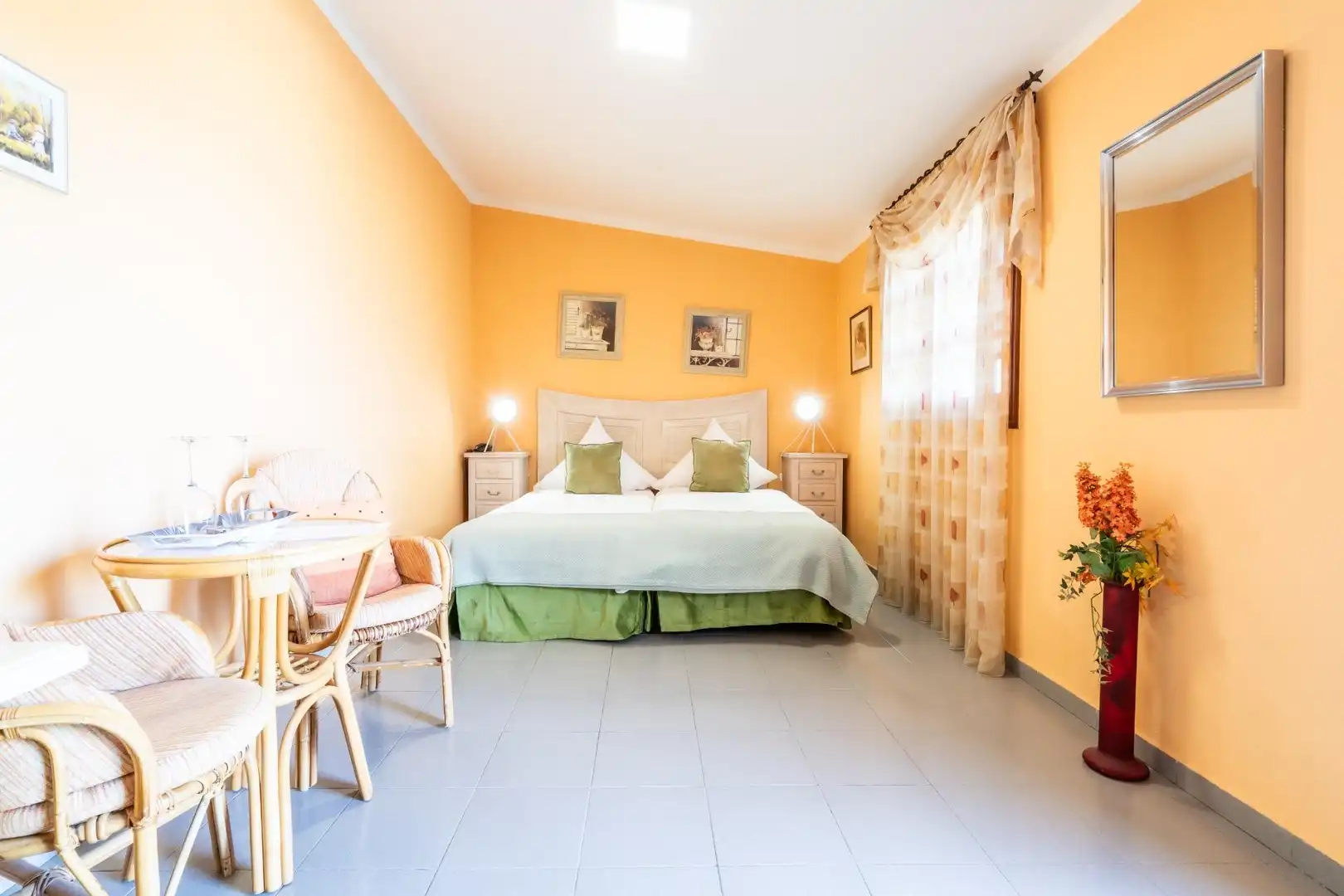 Dormitori de Casa o xalet en venda en Guía de Isora amb Aire condicionat, Jardí privat i Terrassa